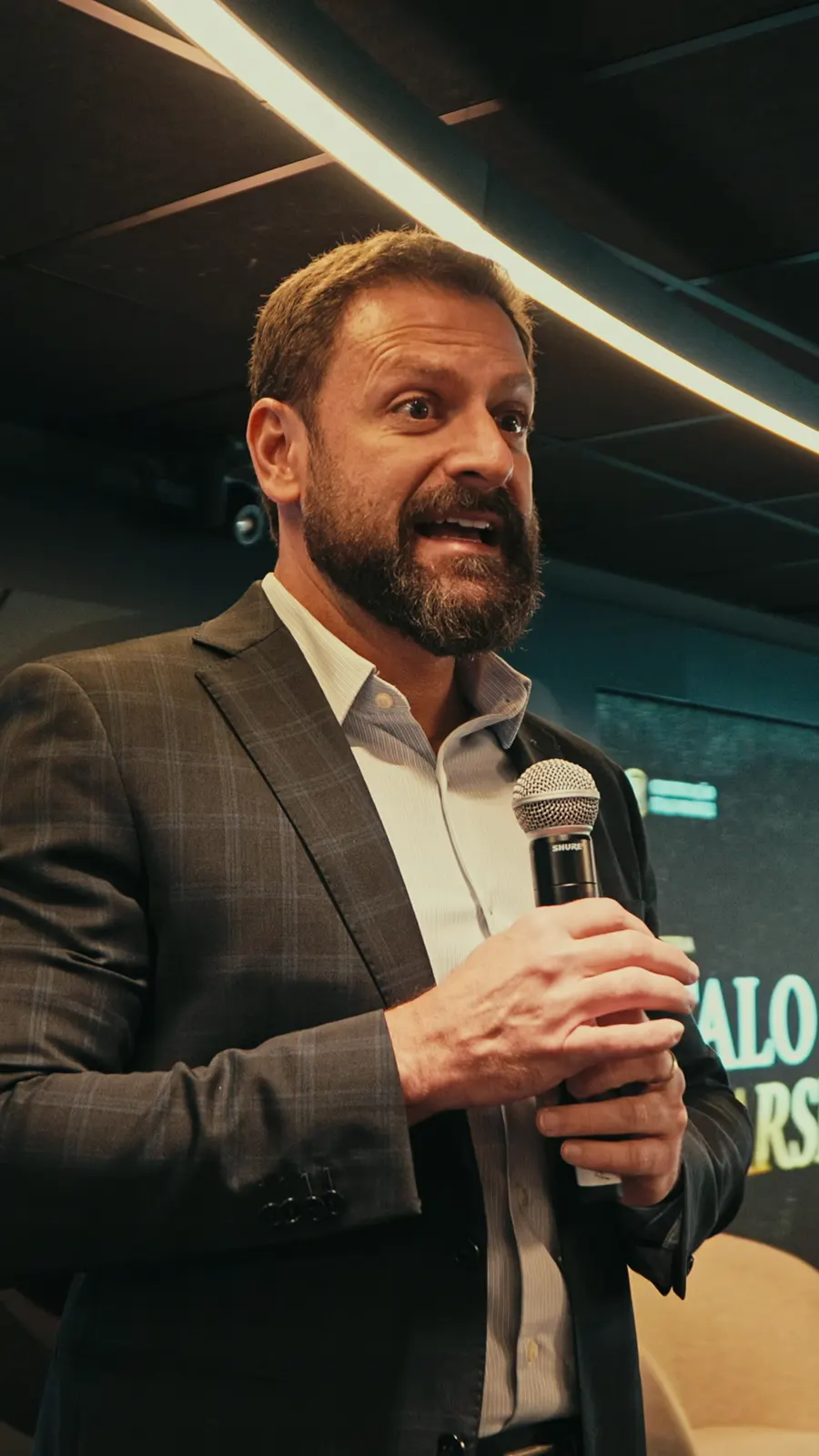 Dr. Italo falando aos alunos