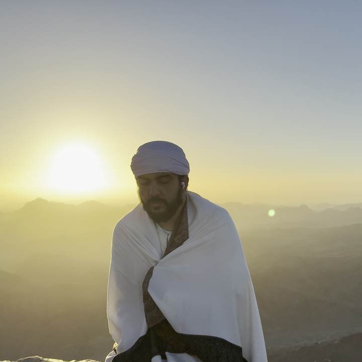 Marcos, O Branco, no cume do Monte Sinai ao nascer do sol